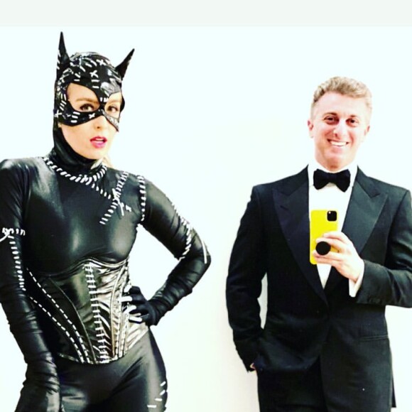 Angélica se fantasiou de Mulher-Gato para festa de aniversário e foi elogiada pelo marido, Luciano Huck