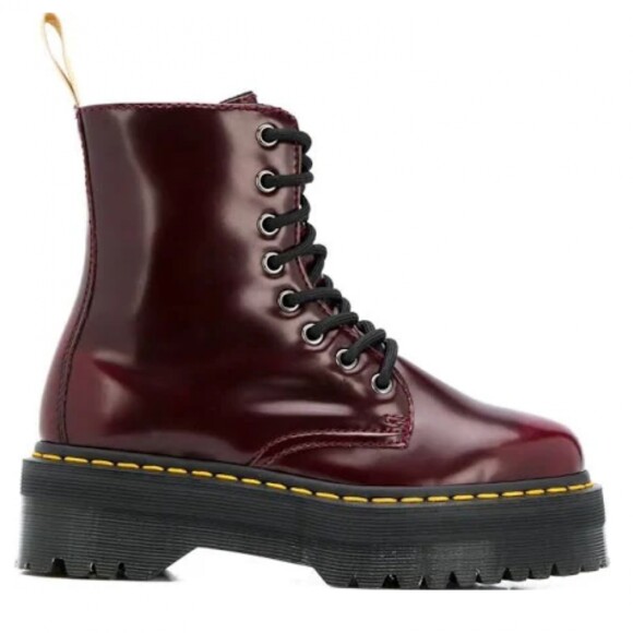 Bota de Andressa Suita é da marca alemã St. Martens e está à venda por R$ 2 mil