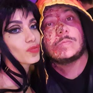 Anitta se diverte e faz foto com Marcus Majela em festa de Halloween