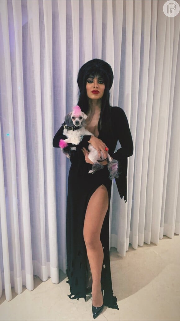 Anitta foi fantasia de Elvira, a 'Rainha das Trevas', para sua festa