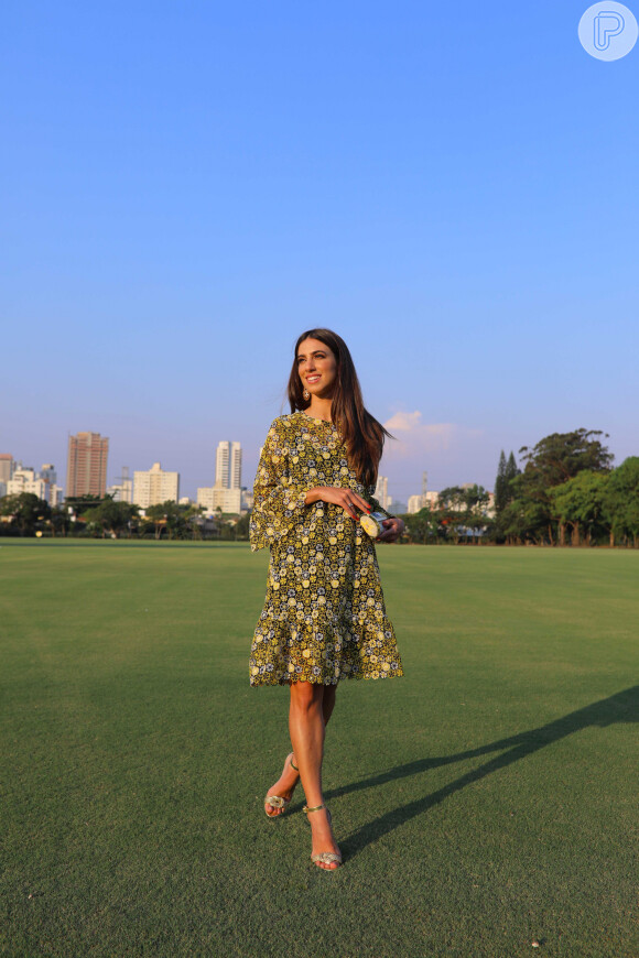 Vestido de Luiza Sobral aposta em look com estampa em festa de noivado de Mari Saad nesta quarta-feira, dia 30 de outubro de 2019