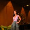 Vestido de Mariana Sampaio tem decote em 'v', camadas e estampa em festa de noivado de Mari Saad nesta quarta-feira, dia 30 de outubro de 2019