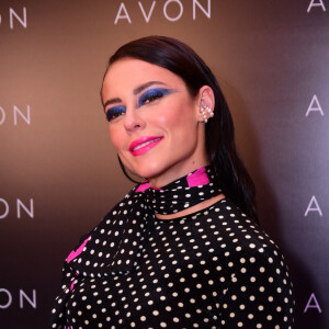 Paolla Oliveira surgiu com make poderosa para o 24º Prêmio de Maquiagem Avon