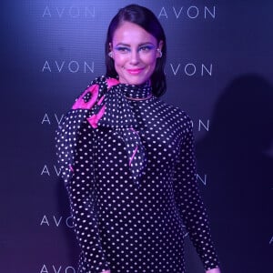 Paolla Oliveira caprichou no look para o Prêmio Avon de Maquiagem