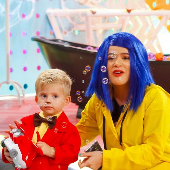 Maisa Silva, fantasiada de Coraline, brinca com Enrico, filho de Karina Bacchi