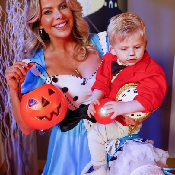 Karina Bacchi escolheu uma fantasia de Alice e vestiu o filho como o Coelho