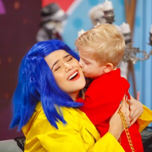 Enrico, filho de Karina Bacchi, dá beijo na bochecha de Maisa em programa de TV