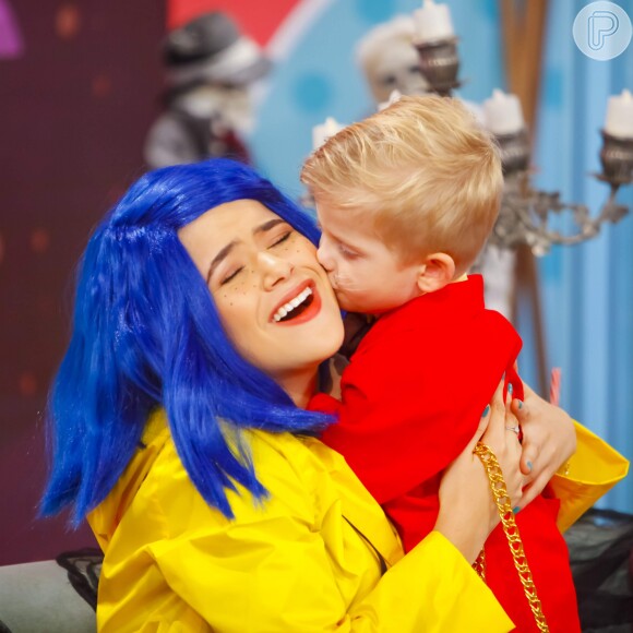 Enrico, filho de Karina Bacchi, dá beijo na bochecha de Maisa em programa de TV