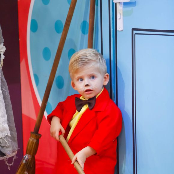 Filho de Karina Bacchi, Enrico foi fantasiado de coelho no programa de TV