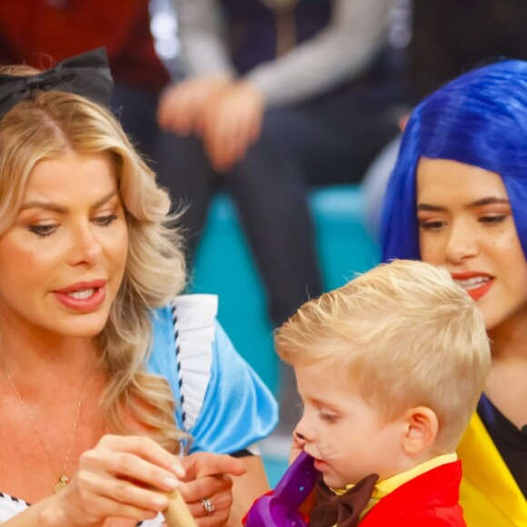 Karina Bacchi contou que o filho, Enrico, se sente a vontade mesmo quando participa de trabalhos com ela