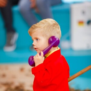 Filho de Karina Bacchi, Enrico 'pediu pizza' em um telefone de brinquedo no programa da Maisa
