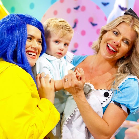 Karina Bacchi e Enrico foram convidados para o programa especial de Halloween de Maisa no SBT