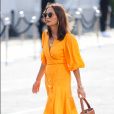 Vestido envelope: a peça tendência ganha ainda mais informação de moda aliada à cor do ano, laranja