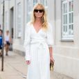 Vestido envelope: modelo branco pode ser aliado a sandália rasteira no estilo Birken para um look fresquinho de verão 2020