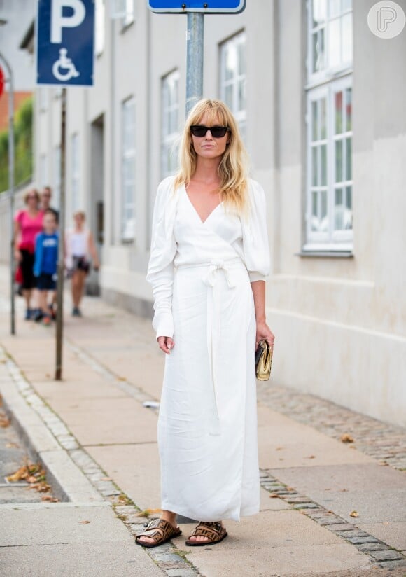Vestido envelope: modelo branco pode ser aliado a sandália rasteira no estilo Birken para um look fresquinho de verão 2020