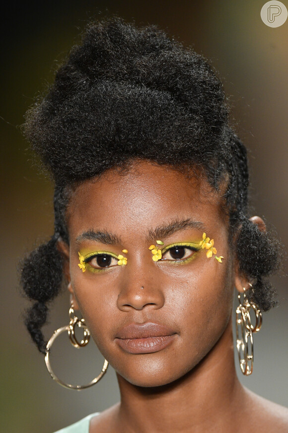 A sombra amarela nas pálpebras e também embaixo dos olhos foi aposta da grife Angela Brito na Semana de Moda de São Paulo