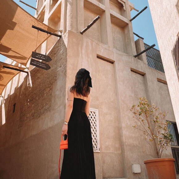 Flavia Pavanelli chama atenção com minibolsa da laranja da Jacquemus. Acessório é menor do que seu aparelho de celular, um Iphone 11