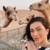 Flavia Pavanelli faz fotos com camelos após passeio radical pelo deserto de Dubai
