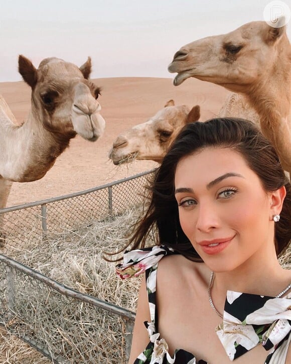 Flavia Pavanelli faz fotos com camelos após passeio radical pelo deserto de Dubai