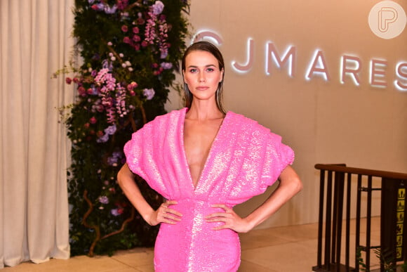 Renata Kuerten usou vestido longo repleto de paetês na cor pink e mangas estruturadas da Hamel, by Melina Harris, em evento