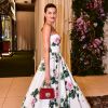 Isabeli Fontana aposto em vestido tomara e rodado floral para evento e minibolsa Dolce & Gabbama, que custa €1.150, aproximadamente R$ 5,1 mil