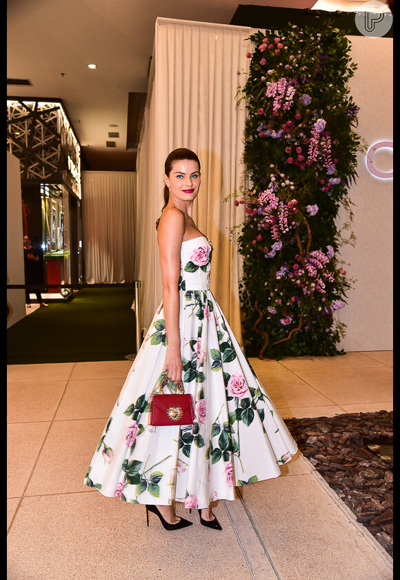 Isabeli Fontana aposto em vestido tomara e rodado floral para evento e minibolsa Dolce & Gabbama, que custa €1.150, aproximadamente R$ 5,1 mil