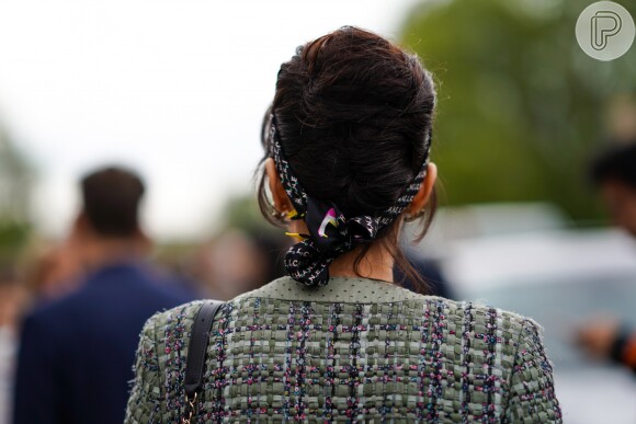 Lenço no cabelo: o item da moda pode ser amarrado para baixo, dando um up no coque embutido