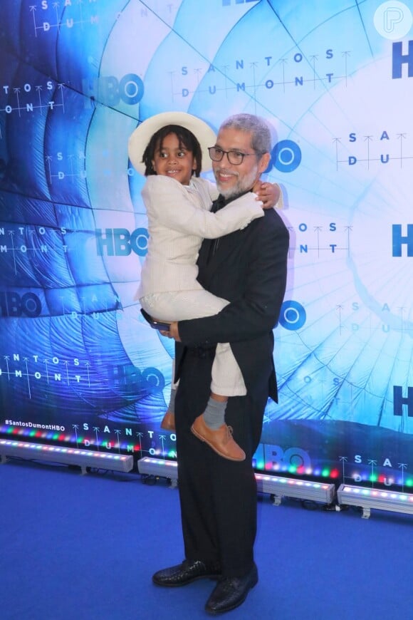 Filho de Regina Casé foi para os braços do seu pai, Estevão Ciavatta, em evento realizado em cinema do Rio
