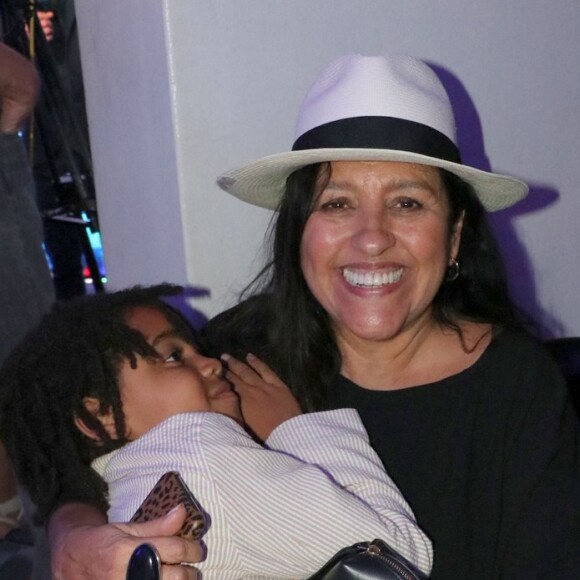 Filho de Regina Casé, Roque, de 6 anos, ganhou colo da mãe na pré-estreia da série 'Santos Dumont', cuja estreia no canal pago HBO é neste domingo, 10 de novembro de 2019
