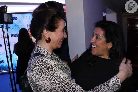 Regina Casé se encontrou com Marisa Orth na pré-estreia da série 'Santos Dumont'