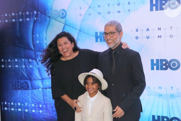 Regina Casé e Estevão Ciavatta levaram o filho, Roque, para a pré-estreia da série 'Santos Dumont'