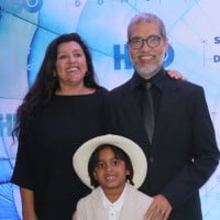 Muito estilo! Filho de Regina Casé rouba a cena em première com os pais. Fotos!