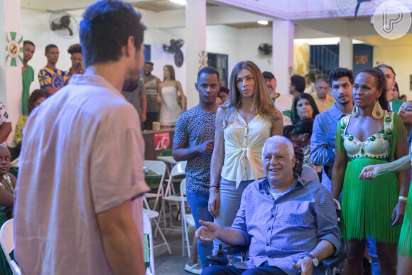 Marcos (Romulo Estrela) volta a pressionar o pai sobre o que ele realmente sente por Paloma (Grazi Massafera) na novela 'Bom Sucesso'