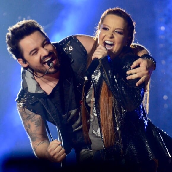 Bolsa da grife Chanel, short jeans e um blazer preto se destacaram no look de Maiara em foto com o namorado, Fernando Zor