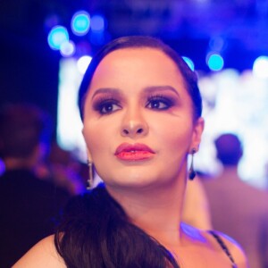 Maraisa, da dupla com Maiara, usou vestido com cintura marcada em festa de gravadora