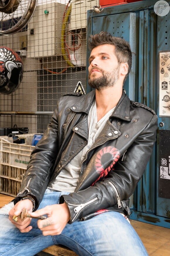 Bruno Gagliasso tem paixão por jaquetas e possui até uma gaveta especial com modelos variados