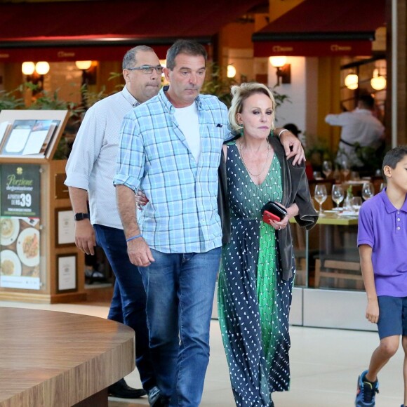 Ana Maria Braga foi fotografada em clima de romance com o francês Johny Lucet