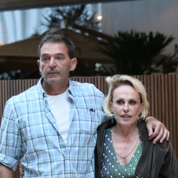 Ana Maria Braga e Johny Lucet foram fotografados em shopping do Rio de Janeiro