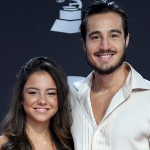 Fim da vida de solteiro! Tiago Iorc surge com nova namorada no Grammy Latino nesta quinta-feira, dia 14 de novembro de 2019