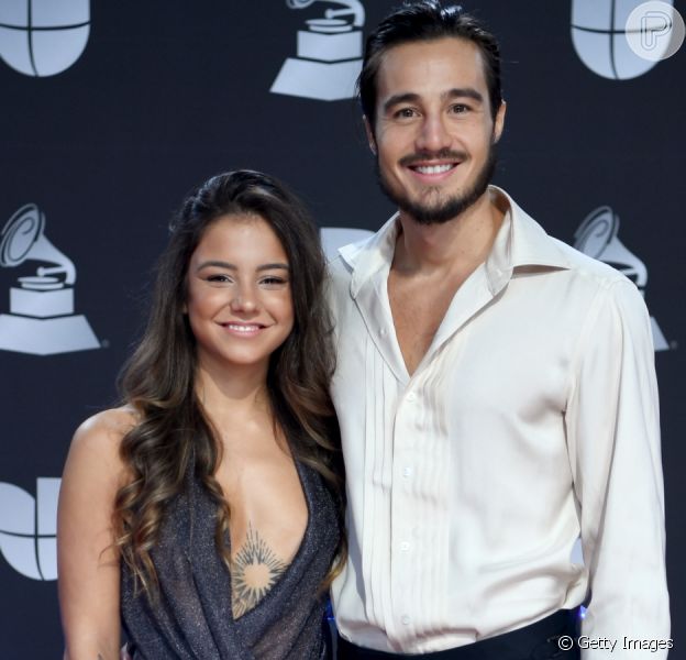 Fim da vida de solteiro! Tiago Iorc surge com nova namorada no Grammy Latino nesta quinta-feira, dia 14 de novembro de 2019