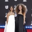 Anavitória apostam em vestido oversized para prestigiar o Grammy Latino ao lado de Tiago Iorc nesta quinta-feira, dia 14 de novembro de 2019