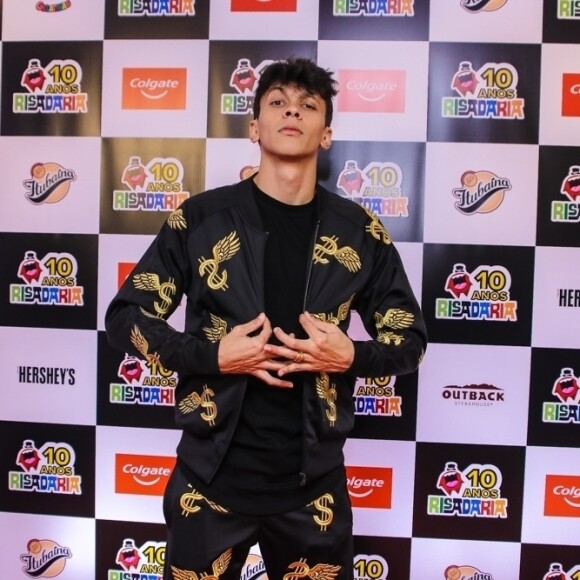 Julio Cocielo comprou um buquê de 400 rosas para Tata Estaniecki