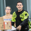 André Marques e Sofia Starling são clicados deixando supermercado no Rio. Fotos!