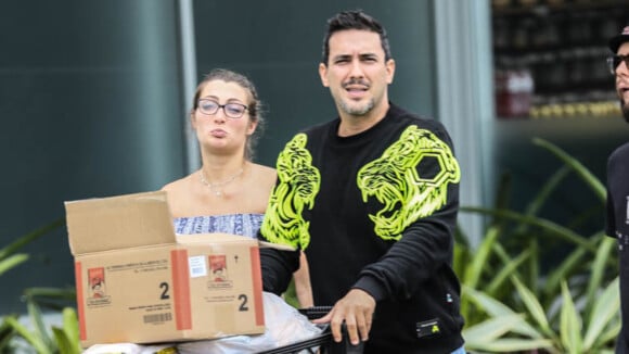 André Marques e Sofia Starling são clicados deixando supermercado no Rio. Fotos!