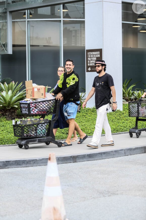 André Marques e Sofia Starling foram às compras em supermercado do Rio de Janeiro