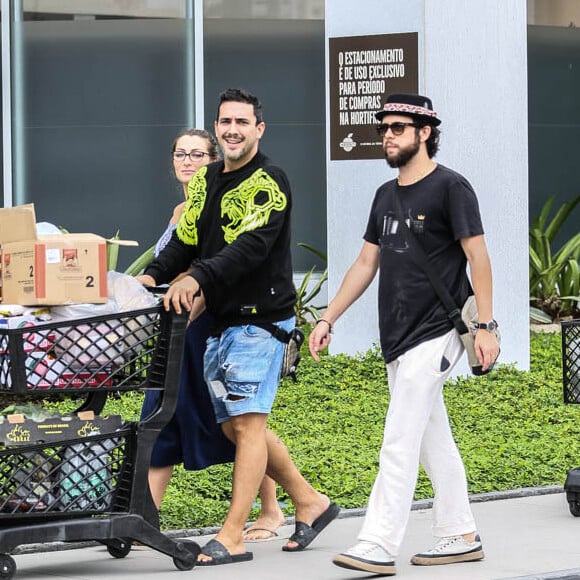 André Marques e Sofia Starling foram às compras em supermercado do Rio de Janeiro