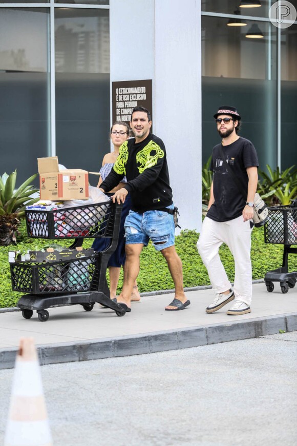 André Marques e Sofia Starling ganharam companhia do amigo do casal, Mario Portella, ao irem às compras