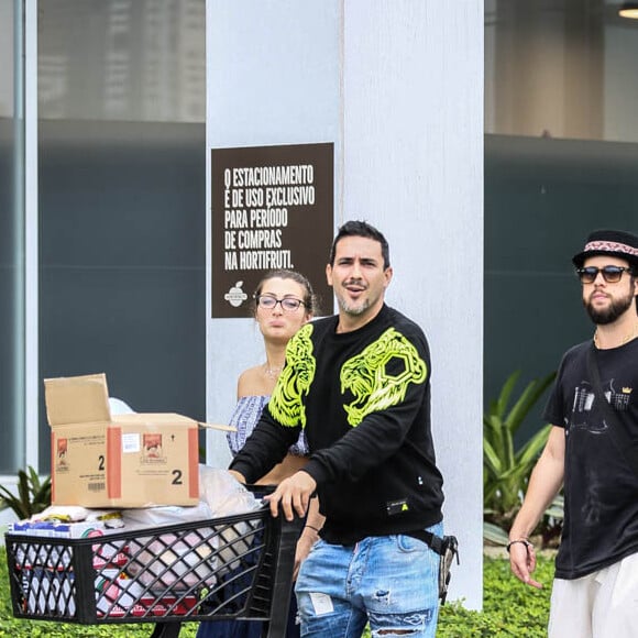 André Marques chama atenção de suéter preto e detalhes em neon