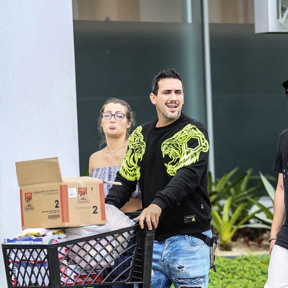 André Marques se diverte na companhia da namorada, Sofia Starling, e amigo