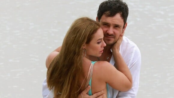Chiclete e Vivi juntos! Paolla Oliveira beija Sérgio Guizé em gravação de novela